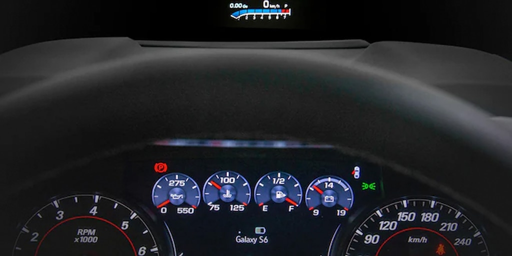 Projeção no para-brisa do esportivo Chevrolet Camaro