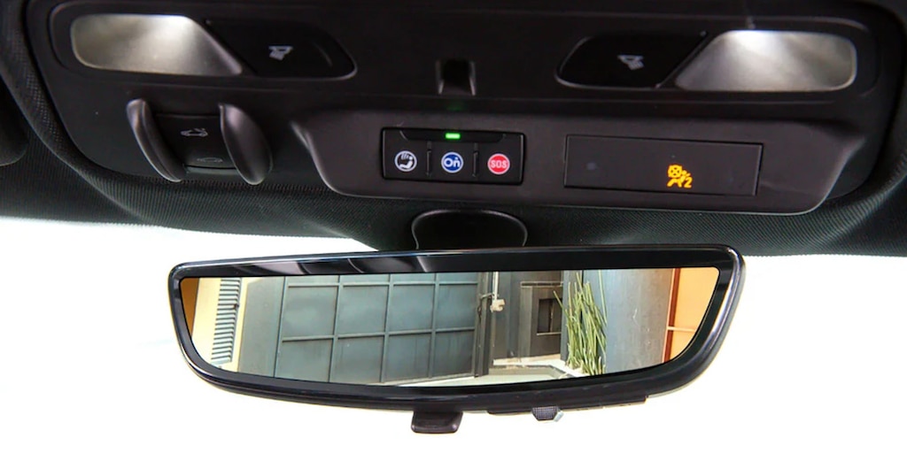 Retrovisor interno com câmera do carro esportivo Chevrolet Camaro